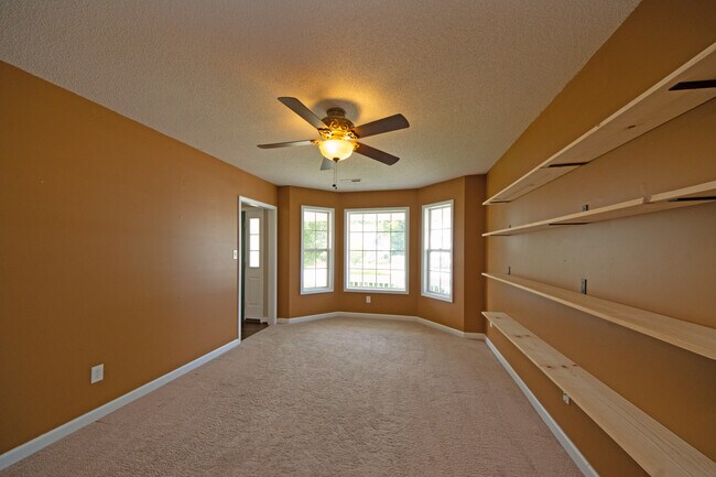 Building Photo - 1112 Huff Dr