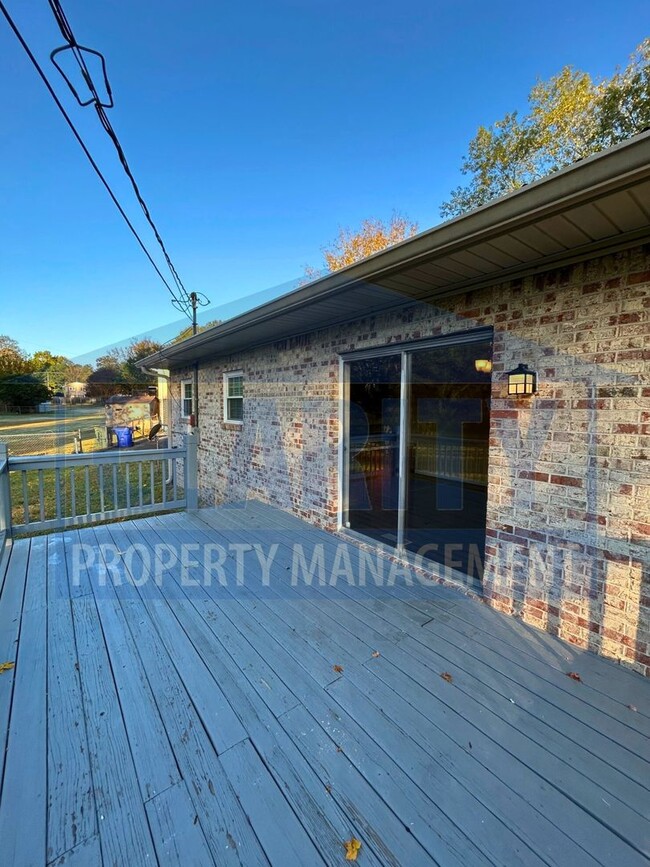 Building Photo - Ranch-style 3-bedroom home!