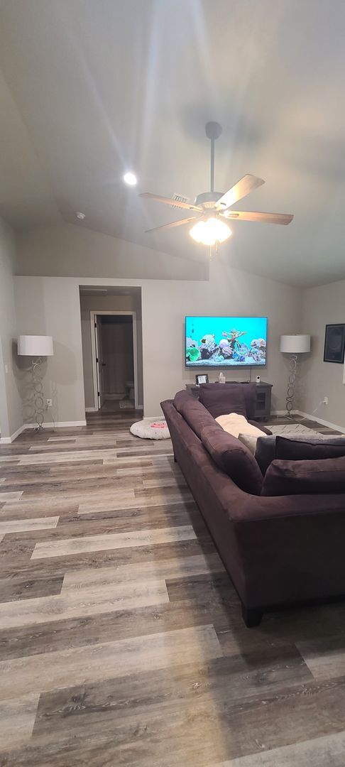Building Photo - Beautiful 3BR/2BA home with large fenced-i...