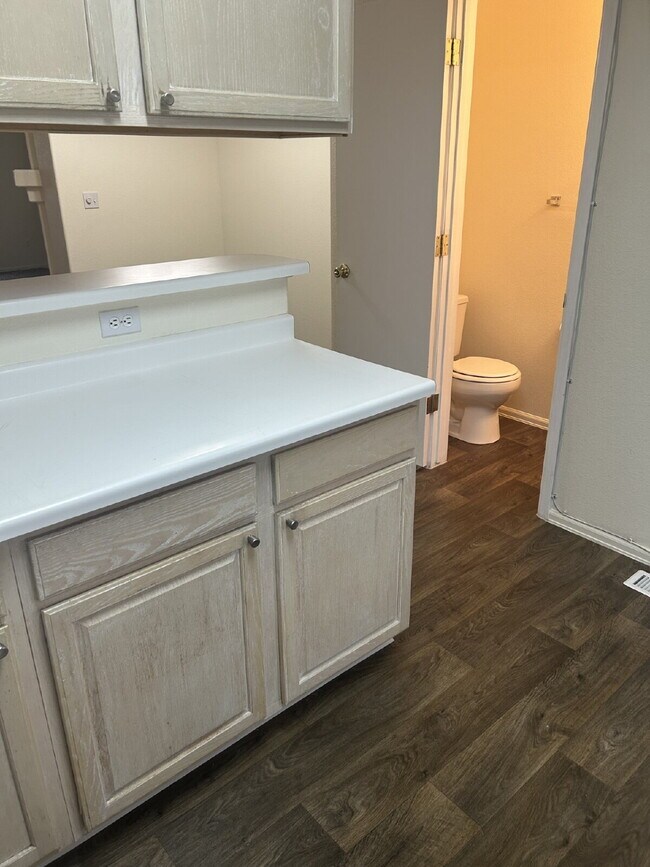 Building Photo - Beautiful 2BR/1.5B Town Home!   Available ...