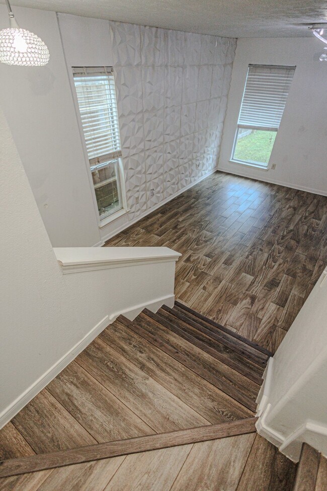 Building Photo - 19334 Strathmore Pl Ln