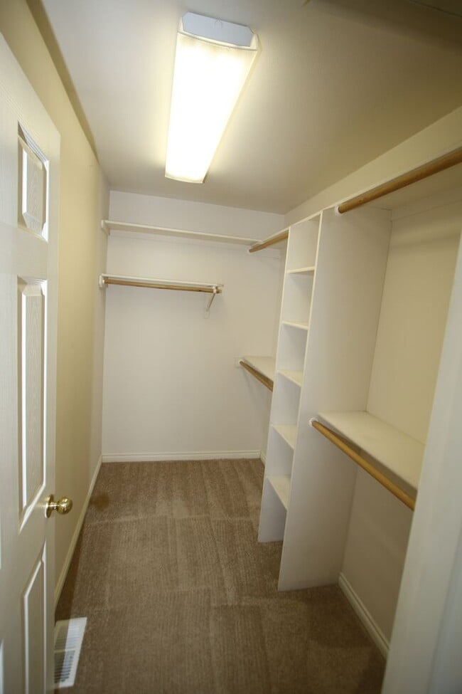 Building Photo - 3 Bedroom Condo!