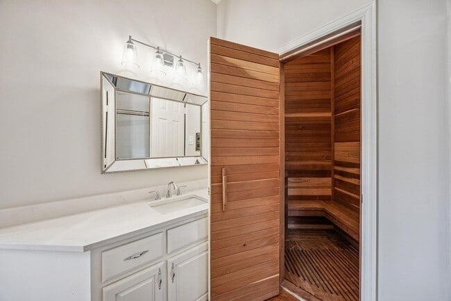 Building Photo - 2900 Creekview Dr