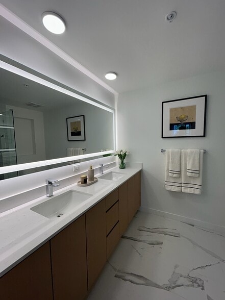 Building Photo - 1625 NE 124th St