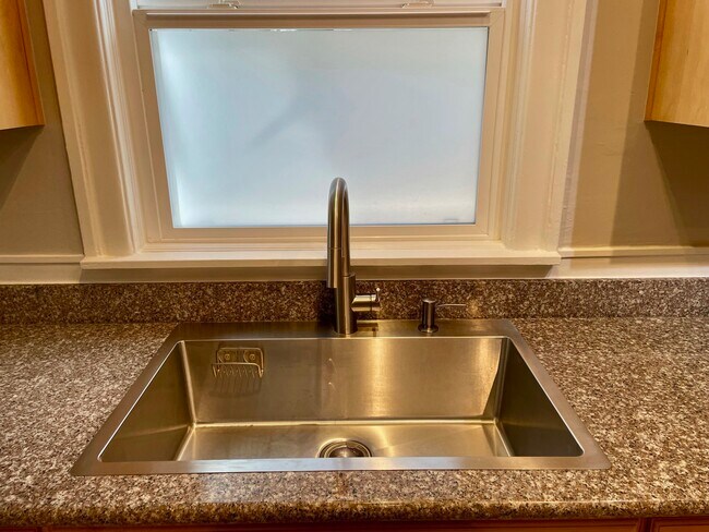 Building Photo - 482 38th St