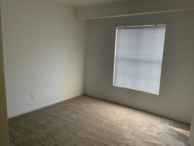 Building Photo - Lovely 3 bedroom town home with attached g...