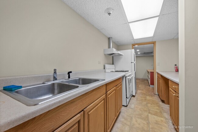 Building Photo - 300 S Roselle Rd