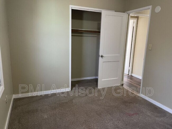 Building Photo - 940 SE Pinecrest Dr