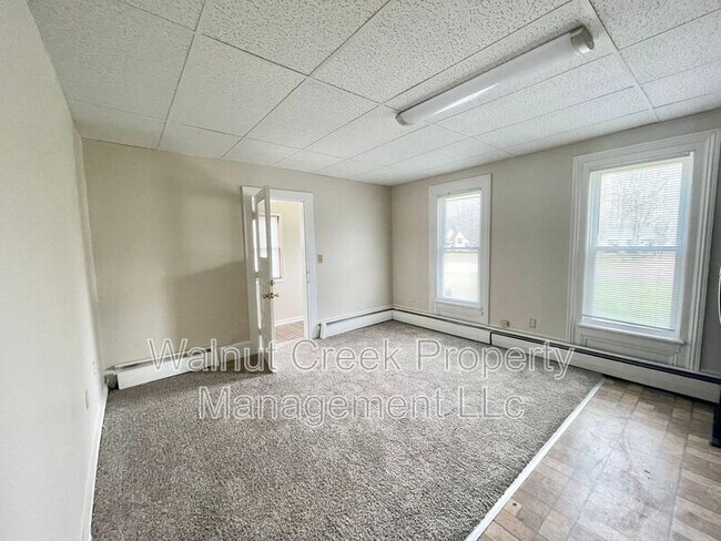 Building Photo - 870 S Main St