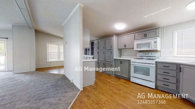 Building Photo - 45961 Jefferson Ave - Spacious & Stylish C...