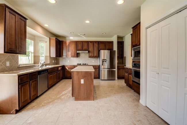 Building Photo - 9115 Memorial Valley Dr