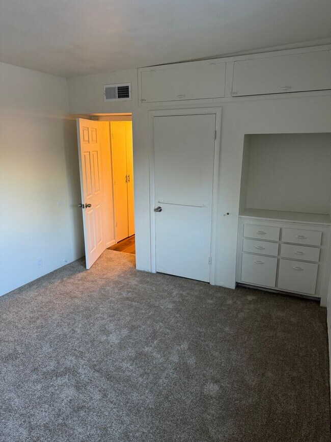 Building Photo - Back Unit of a Great Duplex in the Heart o...