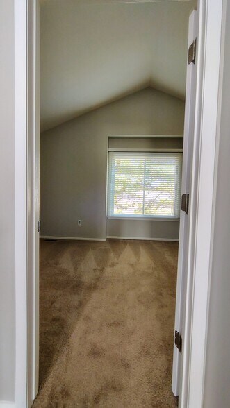 Building Photo - 24757 Bashian Dr