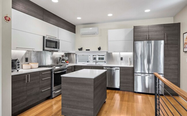 Building Photo - Three-Bedroom Townhouse on Queen Anne!!!!