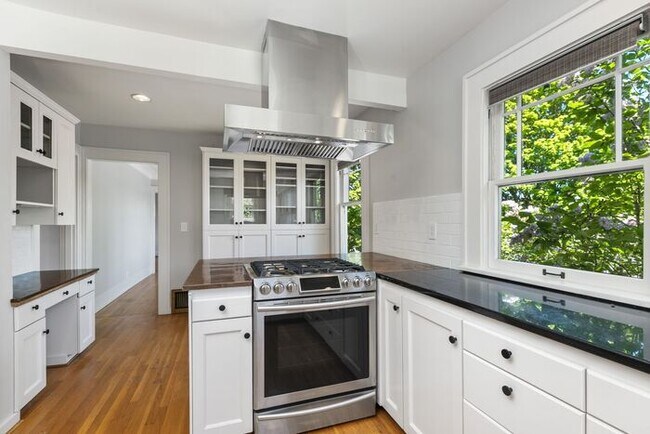 Building Photo - Charming AIR CONDITIONED Leschi Craftsman