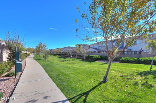 Building Photo - 2082 E Lantana Dr