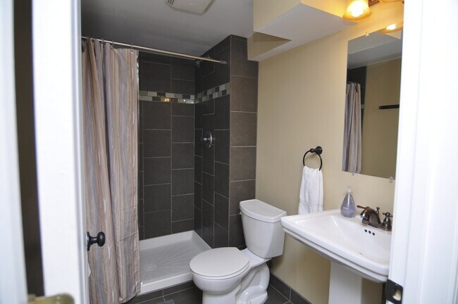 Building Photo - Spacious 3-Bed Duplex with Garage and 2 bathrooms in Minneapolis!