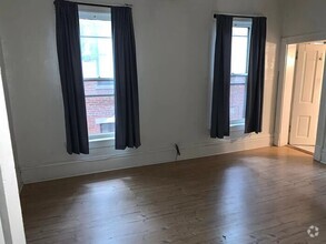 Building Photo - 2bd 1 bath just 2 blocks away from high st...