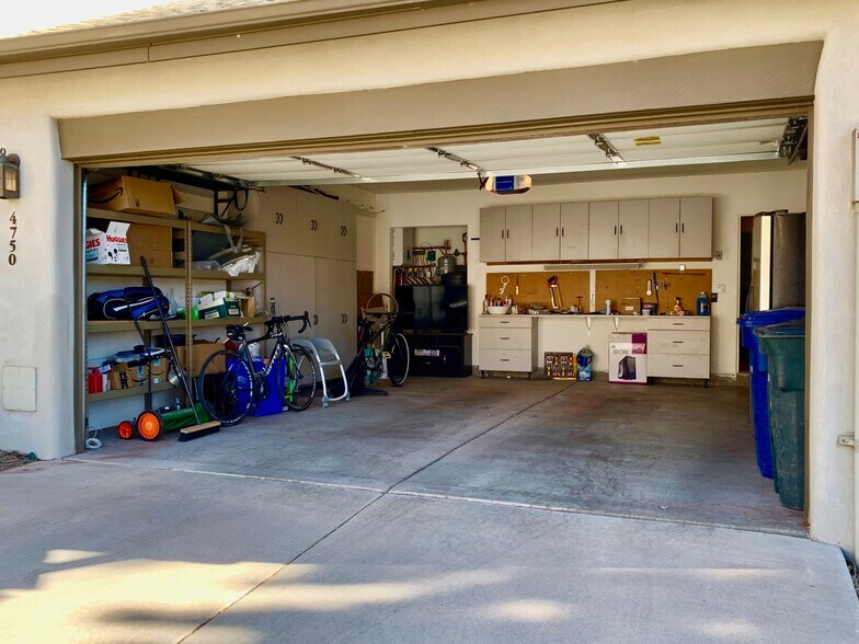 2 car garage, lots of storage, workbench - 4750 Quemazon