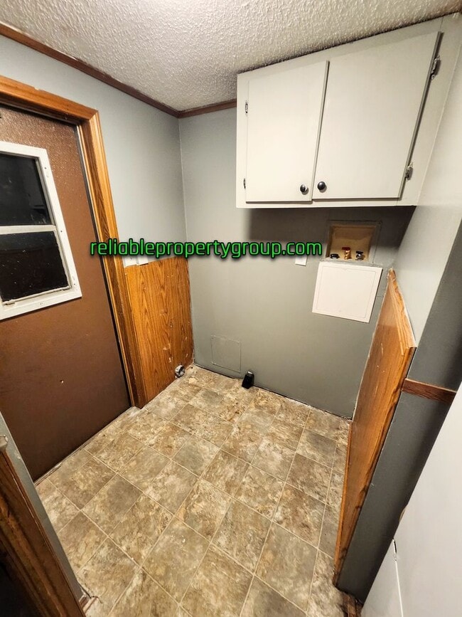 Building Photo - New Listing in Fort Wayne