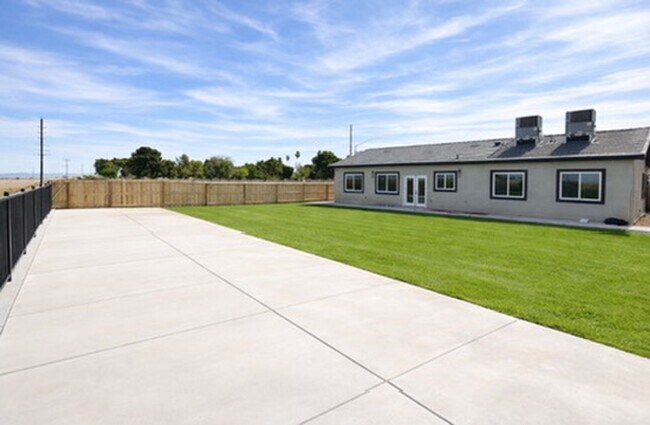 Building Photo - Executive Retreat in Brawley: Spacious 5-Bedroom Home Ideal for Corporate Stays or Refined Family...