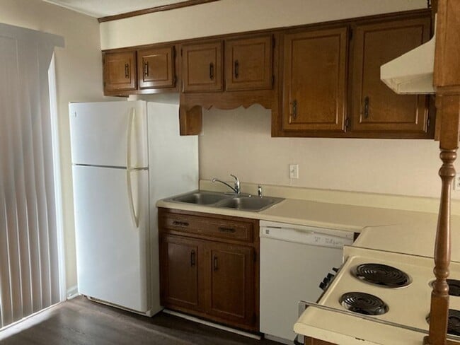 Building Photo - 2 Bedroom at Southern Villa