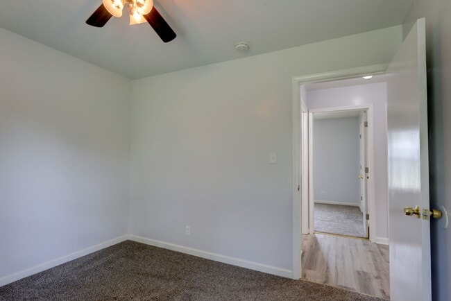 Building Photo - 204 Bob White Dr