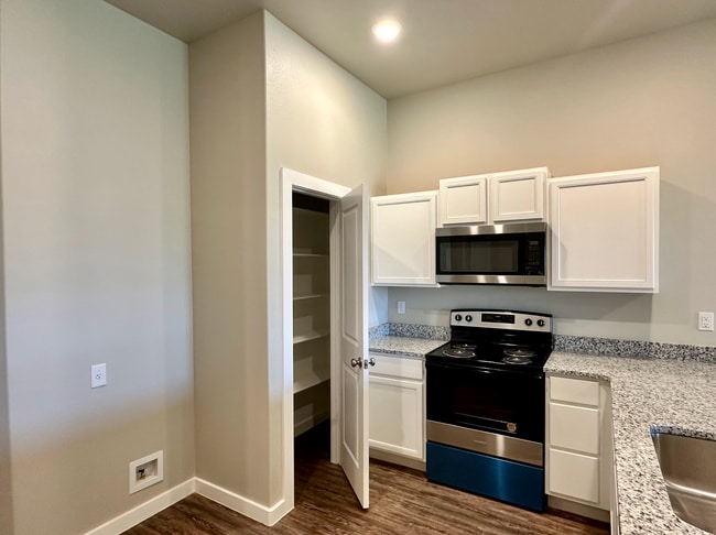 Building Photo - Stylish and Modern 3-Bedroom Duplex for Rent in Desirable Harvest Neighborhood