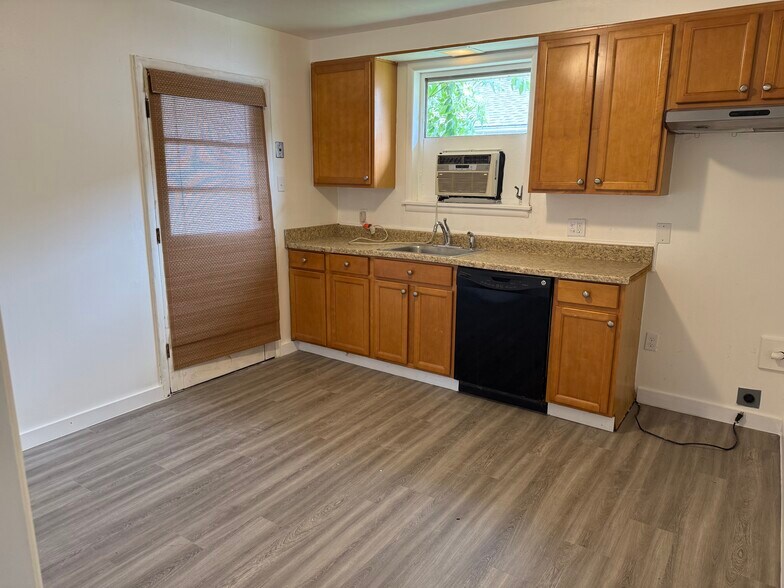 Building Photo - 945 & 949 Helios Ave