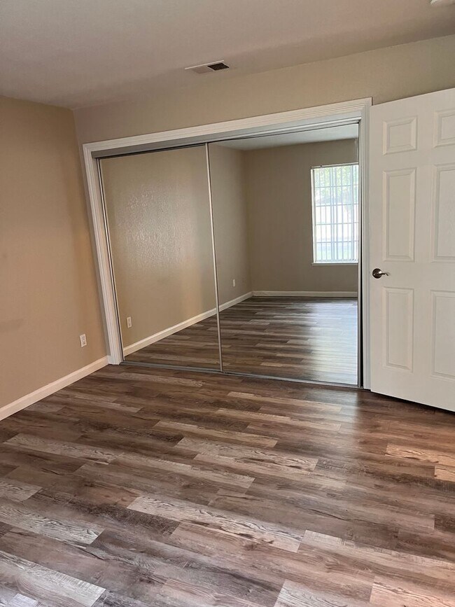 Building Photo - 2 Bedroom 2 Bathroom Condo Close to Freeway, Schools & Shopping
