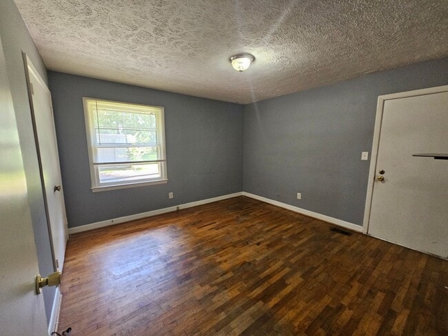 Building Photo - New Listing