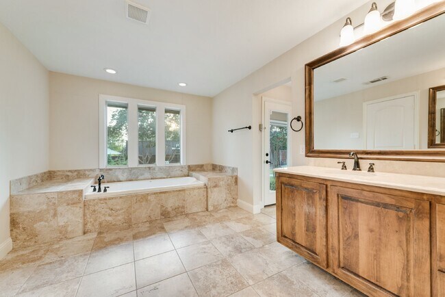 Building Photo - Spacious Elegance 5-Bed, 4.5-Bath Home with outside oasis