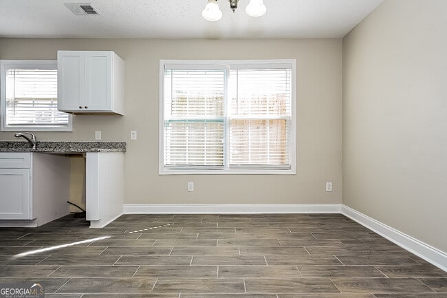 Building Photo - 1505 Queen Elizabeth Dr