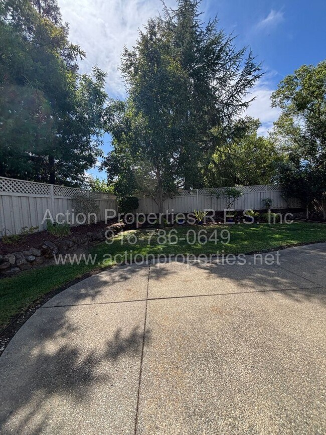 Building Photo - 6000 Buggy Whip Ln