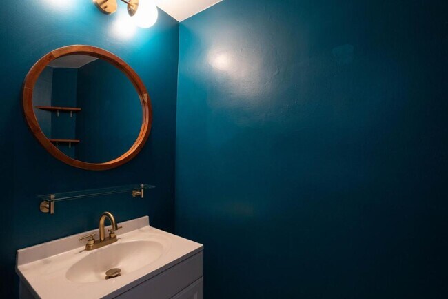 Building Photo - Gorgeous 2 Bedroom, 1.5 Bath Home in South Philly's LoMo Neighborhood