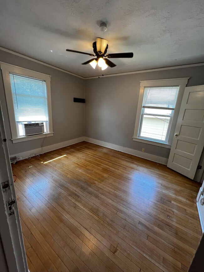 Building Photo - 820 10th Ave N