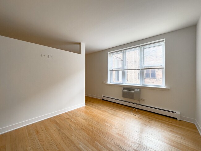 Building Photo - 630 W Wrightwood Ave