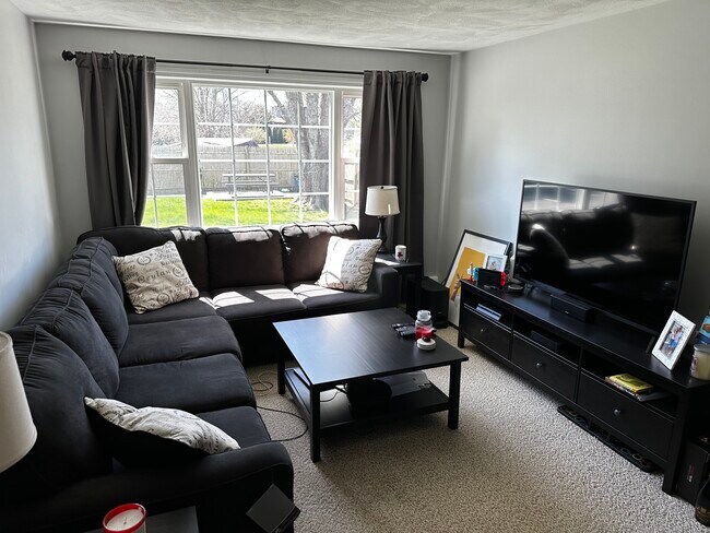 Building Photo - 163 Center St