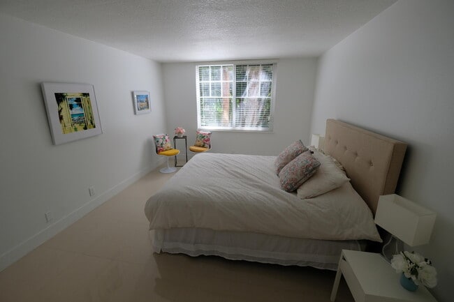 Building Photo - 611 E Woolbright Rd