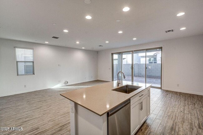 Building Photo - 9916 E Tillman Ave