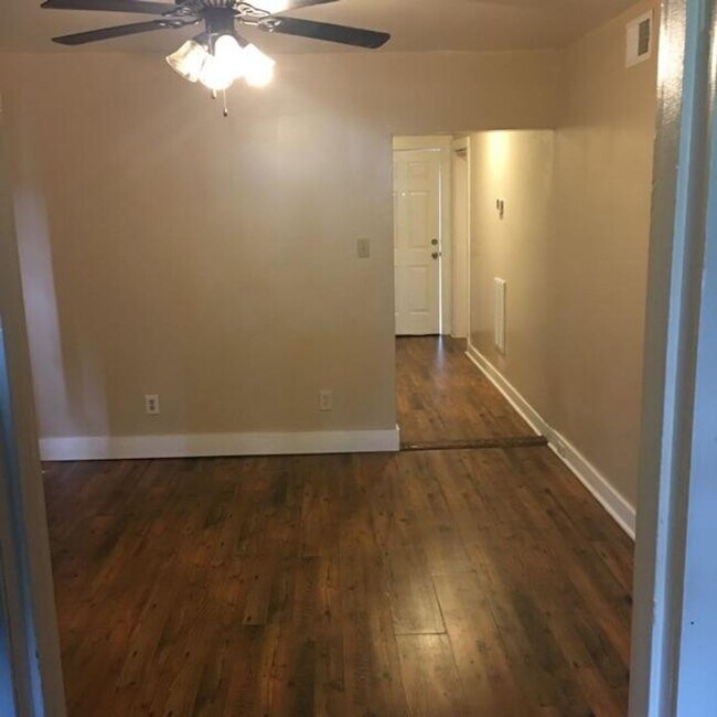 Building Photo - South Oakland Large and renovated 3 bedroom apartment Must SEE!