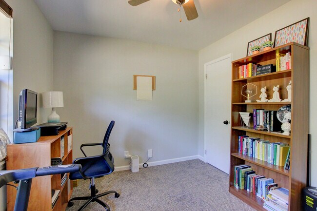 Building Photo - 554 Roselawn Dr