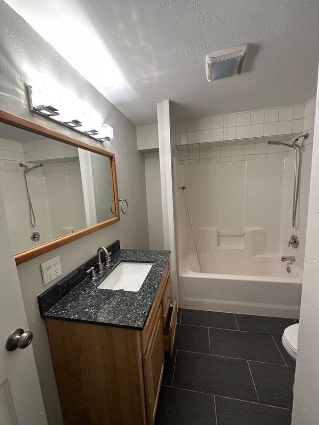 Building Photo - Charming home