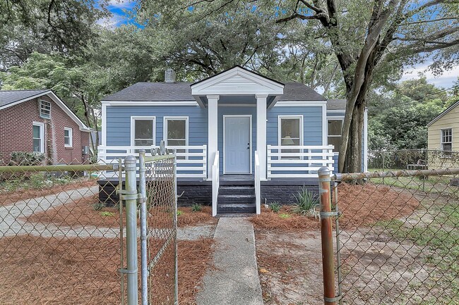 Building Photo - Renovated 3 Bedroom 2 Bathroom - Available...