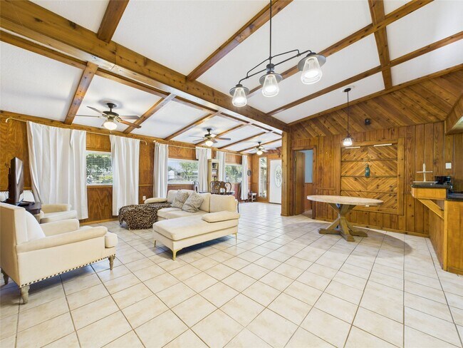 Building Photo - 713 6th St