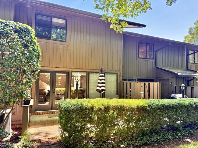 Building Photo - 907 Oak Tree Dr