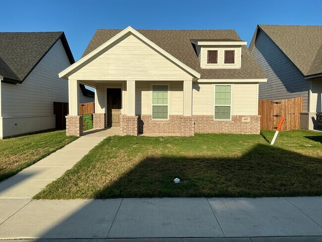 Primary Photo - 3/2 - 2 CAR GARAGE - HOME for the HOLIDAYS...