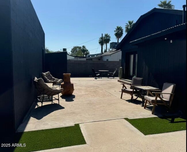 Building Photo - 1055 E Whitton Ave