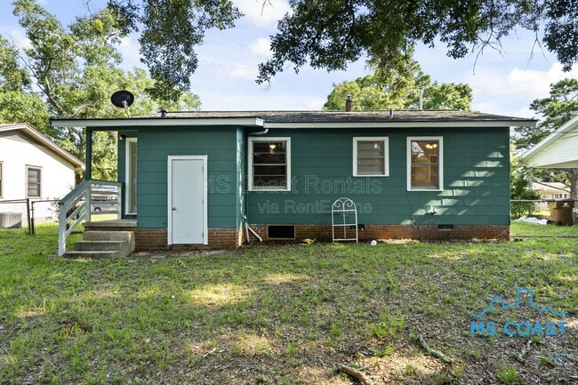 Building Photo - 2050 North Dr