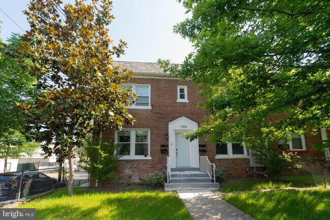 Primary Photo - 1500 V St SE